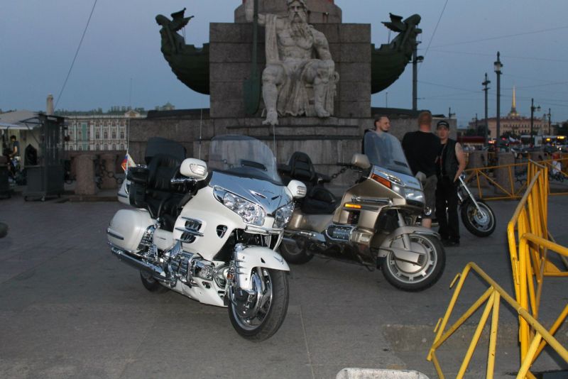 Мотоциклисты и байкеры на улицах города Мотоциклисты и байкеры на улицах города